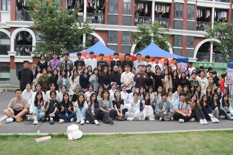 F:/郑智/英华/稿子/2025--2026第一学期/图片/第21期/6.jpg6