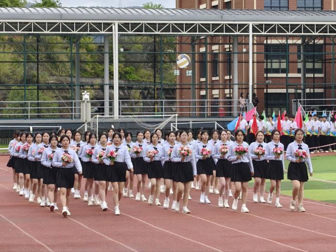 F:/郑智/英华/稿子/2025--2026第一学期/图片/第21期/2.jpg2